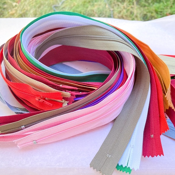 23 Zippers Bundle of Plastic Sewing Zippers for Projects. Various Sizes/Colors - Picture 1 of 11